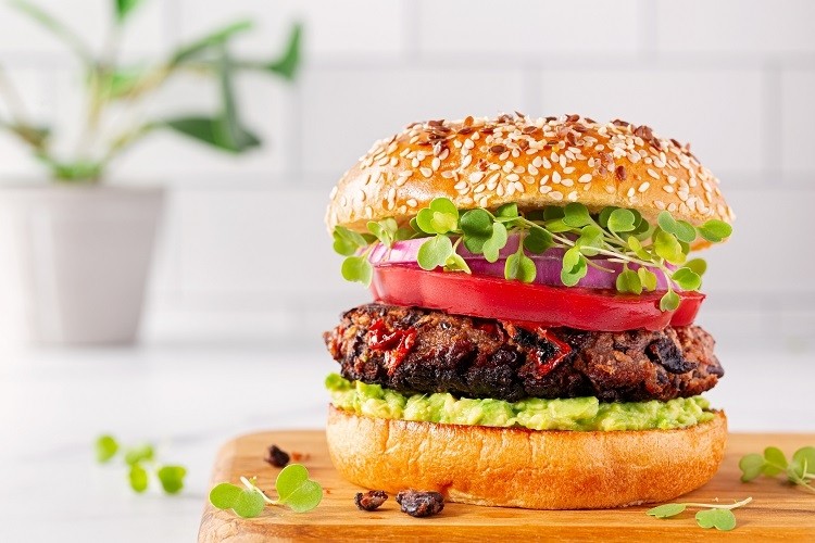 New figures reveal that on average, plant-based meat is now cheaper than its conventional counterpart in the Netherlands. GettyImages/LindasPhotography